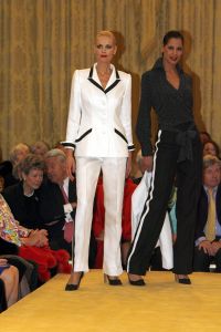 14-03-2006 SHOWBIZZ; FRANS MOLENAAR PRESENTEERDE IN HET AMSTEL HOTEL ZIJN ZOMERCOLLECTIE 2006. De champagne vloeide rijkelijk, de modellen showde weer prachtige opmerkelijke creaties van Frans zijn hand en na de show ontbrak de traditie niet het overheerlijke bitterballetje. 
foto: Albert den Iseger.