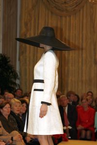 14-03-2006 SHOWBIZZ; FRANS MOLENAAR PRESENTEERDE IN HET AMSTEL HOTEL ZIJN ZOMERCOLLECTIE 2006. De champagne vloeide rijkelijk, de modellen showde weer prachtige opmerkelijke creaties van Frans zijn hand en na de show ontbrak de traditie niet het overheerlijke bitterballetje. 
foto: Albert den Iseger.