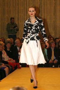 14-03-2006 SHOWBIZZ; FRANS MOLENAAR PRESENTEERDE IN HET AMSTEL HOTEL ZIJN ZOMERCOLLECTIE 2006. De champagne vloeide rijkelijk, de modellen showde weer prachtige opmerkelijke creaties van Frans zijn hand en na de show ontbrak de traditie niet het overheerlijke bitterballetje. 
foto: Albert den Iseger.