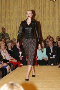 14-03-2006 SHOWBIZZ; FRANS MOLENAAR PRESENTEERDE IN HET AMSTEL HOTEL ZIJN ZOMERCOLLECTIE 2006. De champagne vloeide rijkelijk, de modellen showde weer prachtige opmerkelijke creaties van Frans zijn hand en na de show ontbrak de traditie niet het overheerlijke bitterballetje. 
foto: Albert den Iseger.