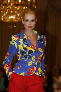 14-03-2006 SHOWBIZZ; FRANS MOLENAAR PRESENTEERDE IN HET AMSTEL HOTEL ZIJN ZOMERCOLLECTIE 2006. De champagne vloeide rijkelijk, de modellen showde weer prachtige opmerkelijke creaties van Frans zijn hand en na de show ontbrak de traditie niet het overheerlijke bitterballetje. 
foto: Albert den Iseger.