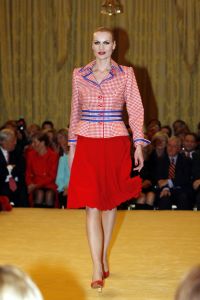14-03-2006 SHOWBIZZ; FRANS MOLENAAR PRESENTEERDE IN HET AMSTEL HOTEL ZIJN ZOMERCOLLECTIE 2006. De champagne vloeide rijkelijk, de modellen showde weer prachtige opmerkelijke creaties van Frans zijn hand en na de show ontbrak de traditie niet het overheerlijke bitterballetje. 
foto: Albert den Iseger.