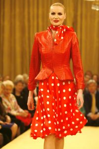 14-03-2006 SHOWBIZZ; FRANS MOLENAAR PRESENTEERDE IN HET AMSTEL HOTEL ZIJN ZOMERCOLLECTIE 2006. De champagne vloeide rijkelijk, de modellen showde weer prachtige opmerkelijke creaties van Frans zijn hand en na de show ontbrak de traditie niet het overheerlijke bitterballetje. 
foto: Albert den Iseger.