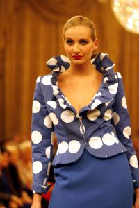14-03-2006 SHOWBIZZ; FRANS MOLENAAR PRESENTEERDE IN HET AMSTEL HOTEL ZIJN ZOMERCOLLECTIE 2006. De champagne vloeide rijkelijk, de modellen showde weer prachtige opmerkelijke creaties van Frans zijn hand en na de show ontbrak de traditie niet het overheerlijke bitterballetje. 
foto: Albert den Iseger.