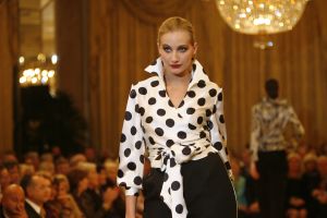 14-03-2006 SHOWBIZZ; FRANS MOLENAAR PRESENTEERDE IN HET AMSTEL HOTEL ZIJN ZOMERCOLLECTIE 2006. De champagne vloeide rijkelijk, de modellen showde weer prachtige opmerkelijke creaties van Frans zijn hand en na de show ontbrak de traditie niet het overheerlijke bitterballetje. 
foto: Albert den Iseger.