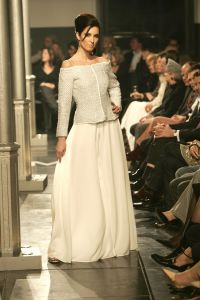 08-03-2006 SHOWBIZZ; MONIQUE COLLIGNON SHOWT HAAR ZOMERCOLLECTIE IN ART GALLERY TAETS TE ZAANDAM. Het regende, het stormde maar binnen was het meer dan lente. Monique en haar team verzorgde een prachtige zomerse modeshow in een bijzondere lokatie.Er waren vele bekenden gasten die onder het genot van een heerlijke champagne en sushi genoten van de meest uiteenlopende zomer creaties van Monique Collignon.
foto: Albert den Iseger.