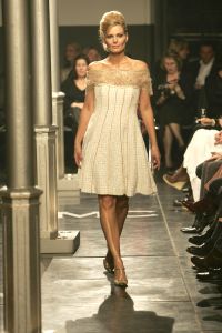 08-03-2006 SHOWBIZZ; MONIQUE COLLIGNON SHOWT HAAR ZOMERCOLLECTIE IN ART GALLERY TAETS TE ZAANDAM. Het regende, het stormde maar binnen was het meer dan lente. Monique en haar team verzorgde een prachtige zomerse modeshow in een bijzondere lokatie.Er waren vele bekenden gasten die onder het genot van een heerlijke champagne en sushi genoten van de meest uiteenlopende zomer creaties van Monique Collignon.
foto: Albert den Iseger.