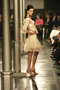 08-03-2006 SHOWBIZZ; MONIQUE COLLIGNON SHOWT HAAR ZOMERCOLLECTIE IN ART GALLERY TAETS TE ZAANDAM. Het regende, het stormde maar binnen was het meer dan lente. Monique en haar team verzorgde een prachtige zomerse modeshow in een bijzondere lokatie.Er waren vele bekenden gasten die onder het genot van een heerlijke champagne en sushi genoten van de meest uiteenlopende zomer creaties van Monique Collignon.
foto: Albert den Iseger.
