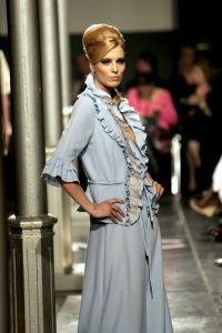 08-03-2006 SHOWBIZZ; MONIQUE COLLIGNON SHOWT HAAR ZOMERCOLLECTIE IN ART GALLERY TAETS TE ZAANDAM. Het regende, het stormde maar binnen was het meer dan lente. Monique en haar team verzorgde een prachtige zomerse modeshow in een bijzondere lokatie.Er waren vele bekenden gasten die onder het genot van een heerlijke champagne en sushi genoten van de meest uiteenlopende zomer creaties van Monique Collignon.
foto: Albert den Iseger.