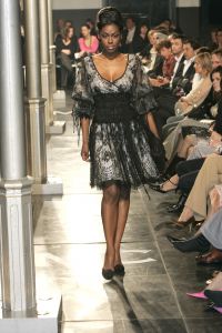 08-03-2006 SHOWBIZZ; MONIQUE COLLIGNON SHOWT HAAR ZOMERCOLLECTIE IN ART GALLERY TAETS TE ZAANDAM. Het regende, het stormde maar binnen was het meer dan lente. Monique en haar team verzorgde een prachtige zomerse modeshow in een bijzondere lokatie.Er waren vele bekenden gasten die onder het genot van een heerlijke champagne en sushi genoten van de meest uiteenlopende zomer creaties van Monique Collignon.
foto: Albert den Iseger.