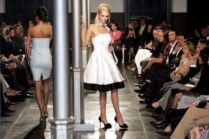 08-03-2006 SHOWBIZZ; MONIQUE COLLIGNON SHOWT HAAR ZOMERCOLLECTIE IN ART GALLERY TAETS TE ZAANDAM. Het regende, het stormde maar binnen was het meer dan lente. Monique en haar team verzorgde een prachtige zomerse modeshow in een bijzondere lokatie.Er waren vele bekenden gasten die onder het genot van een heerlijke champagne en sushi genoten van de meest uiteenlopende zomer creaties van Monique Collignon.
foto: Albert den Iseger.