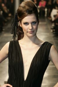 08-03-2006 SHOWBIZZ; MONIQUE COLLIGNON SHOWT HAAR ZOMERCOLLECTIE IN ART GALLERY TAETS TE ZAANDAM. Het regende, het stormde maar binnen was het meer dan lente. Monique en haar team verzorgde een prachtige zomerse modeshow in een bijzondere lokatie.Er waren vele bekenden gasten die onder het genot van een heerlijke champagne en sushi genoten van de meest uiteenlopende zomer creaties van Monique Collignon.
foto: Albert den Iseger.