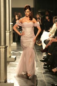 08-03-2006 SHOWBIZZ; MONIQUE COLLIGNON SHOWT HAAR ZOMERCOLLECTIE IN ART GALLERY TAETS TE ZAANDAM. Het regende, het stormde maar binnen was het meer dan lente. Monique en haar team verzorgde een prachtige zomerse modeshow in een bijzondere lokatie.Er waren vele bekenden gasten die onder het genot van een heerlijke champagne en sushi genoten van de meest uiteenlopende zomer creaties van Monique Collignon.
foto: Albert den Iseger.