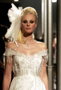 08-03-2006 SHOWBIZZ; MONIQUE COLLIGNON SHOWT HAAR ZOMERCOLLECTIE IN ART GALLERY TAETS TE ZAANDAM. Het regende, het stormde maar binnen was het meer dan lente. Monique en haar team verzorgde een prachtige zomerse modeshow in een bijzondere lokatie.Er waren vele bekenden gasten die onder het genot van een heerlijke champagne en sushi genoten van de meest uiteenlopende zomer creaties van Monique Collignon.
foto: Albert den Iseger.