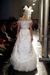 08-03-2006 SHOWBIZZ; MONIQUE COLLIGNON SHOWT HAAR ZOMERCOLLECTIE IN ART GALLERY TAETS TE ZAANDAM. Het regende, het stormde maar binnen was het meer dan lente. Monique en haar team verzorgde een prachtige zomerse modeshow in een bijzondere lokatie.Er waren vele bekenden gasten die onder het genot van een heerlijke champagne en sushi genoten van de meest uiteenlopende zomer creaties van Monique Collignon.
foto: Albert den Iseger.
