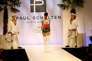 12-03-2006 SHOWBIZZ; PAUL SCHULTEN VOORJAARSSHOW 2006. De collectie ON THE ROCKS staat in het teken van kleur, vrolijkheid en optimisme. De show deed denken aan de stranden van Saint Tropez,Cannes en Dubai. Gastmodel was de dochter van Adam Curry en Patricia Paay Christine. Zij sierde slechts 2 maal de catwalk met twee fleurige 
creaties van Paul Schulten. 
foto: Albert den Iseger.