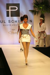 12-03-2006 SHOWBIZZ; PAUL SCHULTEN VOORJAARSSHOW 2006. De collectie ON THE ROCKS staat in het teken van kleur, vrolijkheid en optimisme. De show deed denken aan de stranden van Saint Tropez,Cannes en Dubai. Gastmodel was de dochter van Adam Curry en Patricia Paay Christine. Zij sierde slechts 2 maal de catwalk met twee fleurige 
creaties van Paul Schulten. 
foto: Albert den Iseger.