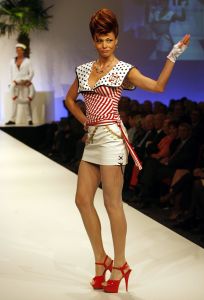 12-03-2006 SHOWBIZZ; PAUL SCHULTEN VOORJAARSSHOW 2006. De collectie ON THE ROCKS staat in het teken van kleur, vrolijkheid en optimisme. De show deed denken aan de stranden van Saint Tropez,Cannes en Dubai. Gastmodel was de dochter van Adam Curry en Patricia Paay Christine. Zij sierde slechts 2 maal de catwalk met twee fleurige 
creaties van Paul Schulten. 
foto: Albert den Iseger.