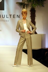 12-03-2006 SHOWBIZZ; PAUL SCHULTEN VOORJAARSSHOW 2006. De collectie ON THE ROCKS staat in het teken van kleur, vrolijkheid en optimisme. De show deed denken aan de stranden van Saint Tropez,Cannes en Dubai. Gastmodel was de dochter van Adam Curry en Patricia Paay Christine. Zij sierde slechts 2 maal de catwalk met twee fleurige 
creaties van Paul Schulten. 
foto: Albert den Iseger.