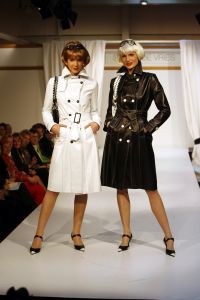 18-03-2006 SHOWBIZZ: SHEILA DE VRIES PRESENTEERDE VANDAAG HAAR VOORJAARSCOLLECTIE. In het veilingshuis van Christies te Amsterdam presenteerde Sheila de Vries haar voorjaarscollectie 2006 geinspireerd op de Doris Day tijd. En heel vrolijke show vol met slyle verrassingen in de kleurige mode van Sheila. Ook deze show werd weer bezocht door tal van bekenden uit de showbizzvijver van Nederland.
foto: Albert den Iseger.