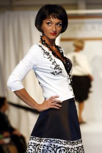 18-03-2006 SHOWBIZZ: SHEILA DE VRIES PRESENTEERDE VANDAAG HAAR VOORJAARSCOLLECTIE. In het veilingshuis van Christies te Amsterdam presenteerde Sheila de Vries haar voorjaarscollectie 2006 geinspireerd op de Doris Day tijd. En heel vrolijke show vol met slyle verrassingen in de kleurige mode van Sheila. Ook deze show werd weer bezocht door tal van bekenden uit de showbizzvijver van Nederland.
foto: Albert den Iseger.
