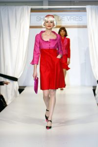 18-03-2006 SHOWBIZZ: SHEILA DE VRIES PRESENTEERDE VANDAAG HAAR VOORJAARSCOLLECTIE. In het veilingshuis van Christies te Amsterdam presenteerde Sheila de Vries haar voorjaarscollectie 2006 geinspireerd op de Doris Day tijd. En heel vrolijke show vol met slyle verrassingen in de kleurige mode van Sheila. Ook deze show werd weer bezocht door tal van bekenden uit de showbizzvijver van Nederland.
foto: Albert den Iseger.