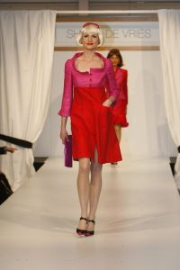 18-03-2006 SHOWBIZZ: SHEILA DE VRIES PRESENTEERDE VANDAAG HAAR VOORJAARSCOLLECTIE. In het veilingshuis van Christies te Amsterdam presenteerde Sheila de Vries haar voorjaarscollectie 2006 geinspireerd op de Doris Day tijd. En heel vrolijke show vol met slyle verrassingen in de kleurige mode van Sheila. Ook deze show werd weer bezocht door tal van bekenden uit de showbizzvijver van Nederland.
foto: Albert den Iseger.