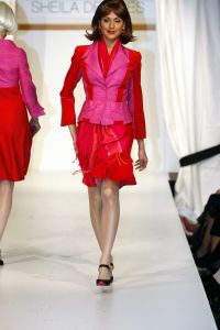 18-03-2006 SHOWBIZZ: SHEILA DE VRIES PRESENTEERDE VANDAAG HAAR VOORJAARSCOLLECTIE. In het veilingshuis van Christies te Amsterdam presenteerde Sheila de Vries haar voorjaarscollectie 2006 geinspireerd op de Doris Day tijd. En heel vrolijke show vol met slyle verrassingen in de kleurige mode van Sheila. Ook deze show werd weer bezocht door tal van bekenden uit de showbizzvijver van Nederland.
foto: Albert den Iseger.