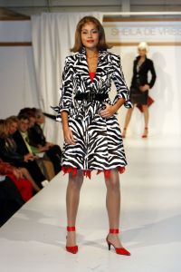 18-03-2006 SHOWBIZZ: SHEILA DE VRIES PRESENTEERDE VANDAAG HAAR VOORJAARSCOLLECTIE. In het veilingshuis van Christies te Amsterdam presenteerde Sheila de Vries haar voorjaarscollectie 2006 geinspireerd op de Doris Day tijd. En heel vrolijke show vol met slyle verrassingen in de kleurige mode van Sheila. Ook deze show werd weer bezocht door tal van bekenden uit de showbizzvijver van Nederland.
foto: Albert den Iseger.
