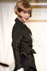 18-03-2006 SHOWBIZZ: SHEILA DE VRIES PRESENTEERDE VANDAAG HAAR VOORJAARSCOLLECTIE. In het veilingshuis van Christies te Amsterdam presenteerde Sheila de Vries haar voorjaarscollectie 2006 geinspireerd op de Doris Day tijd. En heel vrolijke show vol met slyle verrassingen in de kleurige mode van Sheila. Ook deze show werd weer bezocht door tal van bekenden uit de showbizzvijver van Nederland.
foto: Albert den Iseger.