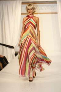 18-03-2006 SHOWBIZZ: SHEILA DE VRIES PRESENTEERDE VANDAAG HAAR VOORJAARSCOLLECTIE. In het veilingshuis van Christies te Amsterdam presenteerde Sheila de Vries haar voorjaarscollectie 2006 geinspireerd op de Doris Day tijd. En heel vrolijke show vol met slyle verrassingen in de kleurige mode van Sheila. Ook deze show werd weer bezocht door tal van bekenden uit de showbizzvijver van Nederland.
foto: Albert den Iseger.