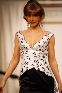 18-03-2006 SHOWBIZZ: SHEILA DE VRIES PRESENTEERDE VANDAAG HAAR VOORJAARSCOLLECTIE. In het veilingshuis van Christies te Amsterdam presenteerde Sheila de Vries haar voorjaarscollectie 2006 geinspireerd op de Doris Day tijd. En heel vrolijke show vol met slyle verrassingen in de kleurige mode van Sheila. Ook deze show werd weer bezocht door tal van bekenden uit de showbizzvijver van Nederland.
foto: Albert den Iseger.