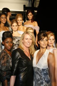 08-03-2006 SHOWBIZZ; MONIQUE COLLIGNON SHOWT HAAR ZOMERCOLLECTIE IN ART GALLERY TAETS TE ZAANDAM. Het regende, het stormde maar binnen was het meer dan lente. Monique en haar team verzorgde een prachtige zomerse modeshow in een bijzondere lokatie.Er waren vele bekenden gasten die onder het genot van een heerlijke champagne en sushi genoten van de meest uiteenlopende zomer creaties van Monique Collignon.
foto: Albert den Iseger.