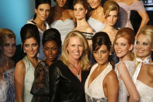 08-03-2006 SHOWBIZZ; MONIQUE COLLIGNON SHOWT HAAR ZOMERCOLLECTIE IN ART GALLERY TAETS TE ZAANDAM. Het regende, het stormde maar binnen was het meer dan lente. Monique en haar team verzorgde een prachtige zomerse modeshow in een bijzondere lokatie.Er waren vele bekenden gasten die onder het genot van een heerlijke champagne en sushi genoten van de meest uiteenlopende zomer creaties van Monique Collignon.
foto: Albert den Iseger.