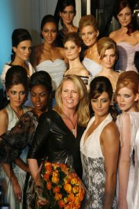 08-03-2006 SHOWBIZZ; MONIQUE COLLIGNON SHOWT HAAR ZOMERCOLLECTIE IN ART GALLERY TAETS TE ZAANDAM. Het regende, het stormde maar binnen was het meer dan lente. Monique en haar team verzorgde een prachtige zomerse modeshow in een bijzondere lokatie.Er waren vele bekenden gasten die onder het genot van een heerlijke champagne en sushi genoten van de meest uiteenlopende zomer creaties van Monique Collignon.
foto: Albert den Iseger.