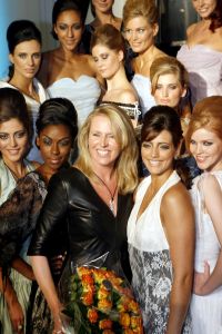 08-03-2006 SHOWBIZZ; MONIQUE COLLIGNON SHOWT HAAR ZOMERCOLLECTIE IN ART GALLERY TAETS TE ZAANDAM. Het regende, het stormde maar binnen was het meer dan lente. Monique en haar team verzorgde een prachtige zomerse modeshow in een bijzondere lokatie.Er waren vele bekenden gasten die onder het genot van een heerlijke champagne en sushi genoten van de meest uiteenlopende zomer creaties van Monique Collignon.
foto: Albert den Iseger.