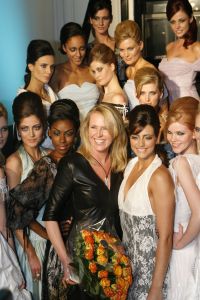08-03-2006 SHOWBIZZ; MONIQUE COLLIGNON SHOWT HAAR ZOMERCOLLECTIE IN ART GALLERY TAETS TE ZAANDAM. Het regende, het stormde maar binnen was het meer dan lente. Monique en haar team verzorgde een prachtige zomerse modeshow in een bijzondere lokatie.Er waren vele bekenden gasten die onder het genot van een heerlijke champagne en sushi genoten van de meest uiteenlopende zomer creaties van Monique Collignon.
foto: Albert den Iseger.