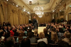 14-03-2006 SHOWBIZZ; FRANS MOLENAAR PRESENTEERDE IN HET AMSTEL HOTEL ZIJN ZOMERCOLLECTIE 2006. De champagne vloeide rijkelijk, de modellen showde weer prachtige opmerkelijke creaties van Frans zijn hand en na de show ontbrak de traditie niet het overheerlijke bitterballetje. 
foto: Albert den Iseger.