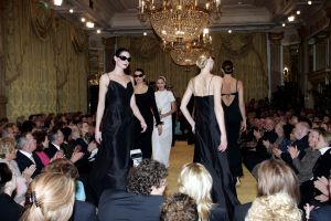 14-03-2006 SHOWBIZZ; FRANS MOLENAAR PRESENTEERDE IN HET AMSTEL HOTEL ZIJN ZOMERCOLLECTIE 2006. De champagne vloeide rijkelijk, de modellen showde weer prachtige opmerkelijke creaties van Frans zijn hand en na de show ontbrak de traditie niet het overheerlijke bitterballetje. 
foto: Albert den Iseger.