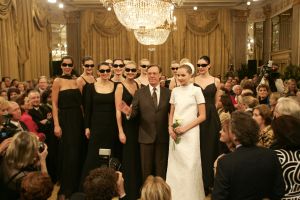 14-03-2006 SHOWBIZZ; FRANS MOLENAAR PRESENTEERDE IN HET AMSTEL HOTEL ZIJN ZOMERCOLLECTIE 2006. De champagne vloeide rijkelijk, de modellen showde weer prachtige opmerkelijke creaties van Frans zijn hand en na de show ontbrak de traditie niet het overheerlijke bitterballetje. 
foto: Albert den Iseger.