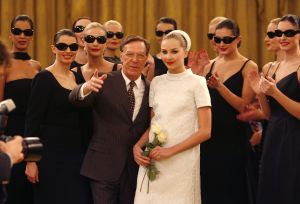 14-03-2006 SHOWBIZZ; FRANS MOLENAAR PRESENTEERDE IN HET AMSTEL HOTEL ZIJN ZOMERCOLLECTIE 2006. De champagne vloeide rijkelijk, de modellen showde weer prachtige opmerkelijke creaties van Frans zijn hand en na de show ontbrak de traditie niet het overheerlijke bitterballetje. 
foto: Albert den Iseger.