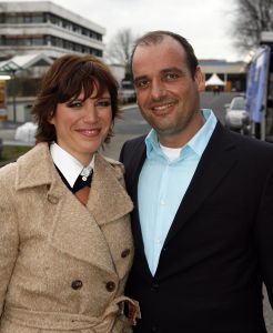 29-03-2006 SHOWBIZZ; MYRNA GOOSSEN WOONT SAMEN MET NIEUWE LIEFDE. Een nieuwe liefde voor Myrna Goossen (43). Het lachebekje heeft na enkele mislukte relaties dan toch haar prins gevonden Marco is zijn naam en komt uit Hilversum. Marco is vader van een kind van 4 jaar uit een eerder huwelijk, zodat Myrna haar kinderwens bij deze direct is vervuld.
foto: Albert den Iseger