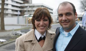 29-03-2006 SHOWBIZZ; MYRNA GOOSSEN WOONT SAMEN MET NIEUWE LIEFDE. Een nieuwe liefde voor Myrna Goossen (43). Het lachebekje heeft na enkele mislukte relaties dan toch haar prins gevonden Marco is zijn naam en komt uit Hilversum. Marco is vader van een kind van 4 jaar uit een eerder huwelijk, zodat Myrna haar kinderwens bij deze direct is vervuld.
foto: Albert den Iseger