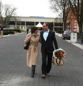 29-03-2006 SHOWBIZZ; MYRNA GOOSSEN WOONT SAMEN MET NIEUWE LIEFDE. Een nieuwe liefde voor Myrna Goossen (43). Het lachebekje heeft na enkele mislukte relaties dan toch haar prins gevonden Marco is zijn naam en komt uit Hilversum. Marco is vader van een kind van 4 jaar uit een eerder huwelijk, zodat Myrna haar kinderwens bij deze direct is vervuld.
foto: Albert den Iseger