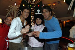 14-03-2006 SHOWBIZZ: TROS MUZIEKSPECTACLE VANUIT DE SNEEUW. Het Oosterrijkse Kirchberg was het decor van alweer een Tros muziekspecial van uit de sneeuw. Met medewerking oa. van Jan Smit-Belle Perez-Thomas Berge_Frans Bauer_Corry Konings en tal van andere Nederlandse sterren was het weer een groots feest. Vanaf woensdag 15 maart op TV. De grootste familie van Nederland deed zijn naam weer eer aan.
foto: Albert den Iseger.