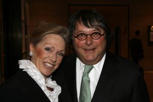 04-03-2006 SHOWBIZZ; MART VISSER KONDIGDE DE LENTE AAN IN HET AMSTERDAMSE HILTON.Onder luide muziek toonden zijn modellen veel zwartwitcombinaties al dan niet afgewisseld met pastels, blauw en rose. Vele bekenden waren weer aanwezig oa. Tooske en Bastiaan Ragas- Cees Dam- Froukje de Both- Leatitia Griffith- Jan en Babette Cremer-Bridget Maasland-Christine Kroonenberg-Tonny Thunnessen en vele anderen. 
foto: Albert den Iseger.