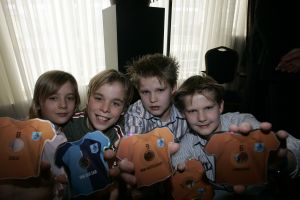 04-02-2006 SHOWBIZZ; DE MOOISTE LACH VAN NEDERLAND VEROVERT HET VLAAMSE LAND. Frans Bauer verovert het Vlaamse Land met de mooiste lach en liedjes van Nederland. Meer dan 60.000 Vlamingen gaan in 4 dagen tijd genieten van onze Frans en al zijn hits in het Sportpaleis van Antwerpen. De eerste avond ging het dak van het inmense Sportpaleis er bijna vanaf, iedereen ging met een lach naar huis gewapend met Frans Bauer parfum, pet, aansteker, cd of dvd, vlag of met een complete dekbedovertrek. De volgende dag sierde Frans alle voorpagina\'s van de belangrijkste Belgische kranten, de hele Frans Bauer story begint weer opnieuw maar dan in het Belgische. 
foto: Albert den Iseger.