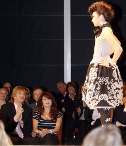 12-03-2006 SHOWBIZZ; PAUL SCHULTEN VOORJAARSSHOW 2006. De collectie ON THE ROCKS staat in het teken van kleur, vrolijkheid en optimisme. De show deed denken aan de stranden van Saint Tropez,Cannes en Dubai. Gastmodel was de dochter van Adam Curry en Patricia Paay Christine. Zij sierde slechts 2 maal de catwalk met twee fleurige 
creaties van Paul Schulten. 
foto: Albert den Iseger.