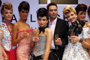 13-03-2006 SHOWBIZZ; ADAM CURRY EN PATRICIA PAAY OOK AANWEZIG OP MODESHOW PAUL SCHULTEN. Omdat hun dochter Christina als gast model meeliep in de voorjaarsshow van Paul Schulten waren Adam en Patricia een weekendje over vanuit Guildford Engeland om hun dochter op de catwalk te zien. Aardig tegen de aanwezige pers waren zij echter niet. Na de modeshow verdwenen zij via de achterdeur het statige Okura hotel om via de voordeur het Amstelhotel te betreden. De aanwezige pers stond helaas voor niets op Curry en Paay te wachten en de vele vragen bleven allemaal onbeantwoord. Adam had wel een extra vinger over voor de fotograaf tijdens de modeshow. 
foto: Albert den Iseger.