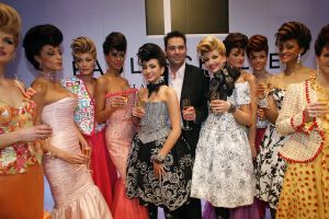 13-03-2006 SHOWBIZZ; ADAM CURRY EN PATRICIA PAAY OOK AANWEZIG OP MODESHOW PAUL SCHULTEN. Omdat hun dochter Christina als gast model meeliep in de voorjaarsshow van Paul Schulten waren Adam en Patricia een weekendje over vanuit Guildford Engeland om hun dochter op de catwalk te zien. Aardig tegen de aanwezige pers waren zij echter niet. Na de modeshow verdwenen zij via de achterdeur het statige Okura hotel om via de voordeur het Amstelhotel te betreden. De aanwezige pers stond helaas voor niets op Curry en Paay te wachten en de vele vragen bleven allemaal onbeantwoord. Adam had wel een extra vinger over voor de fotograaf tijdens de modeshow. 
foto: Albert den Iseger.